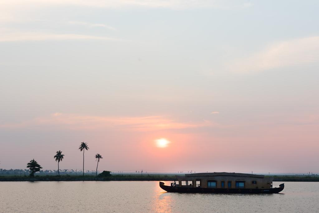Xandari Riverscapes Alappuzha Bagian luar foto